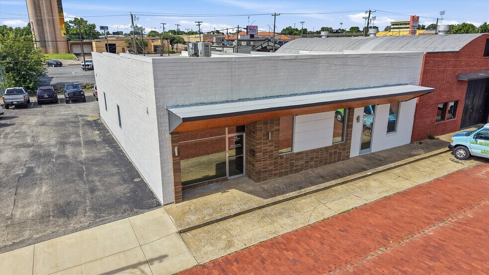 More Photos Of 118 W Chestnut St, Denison Office For Sale