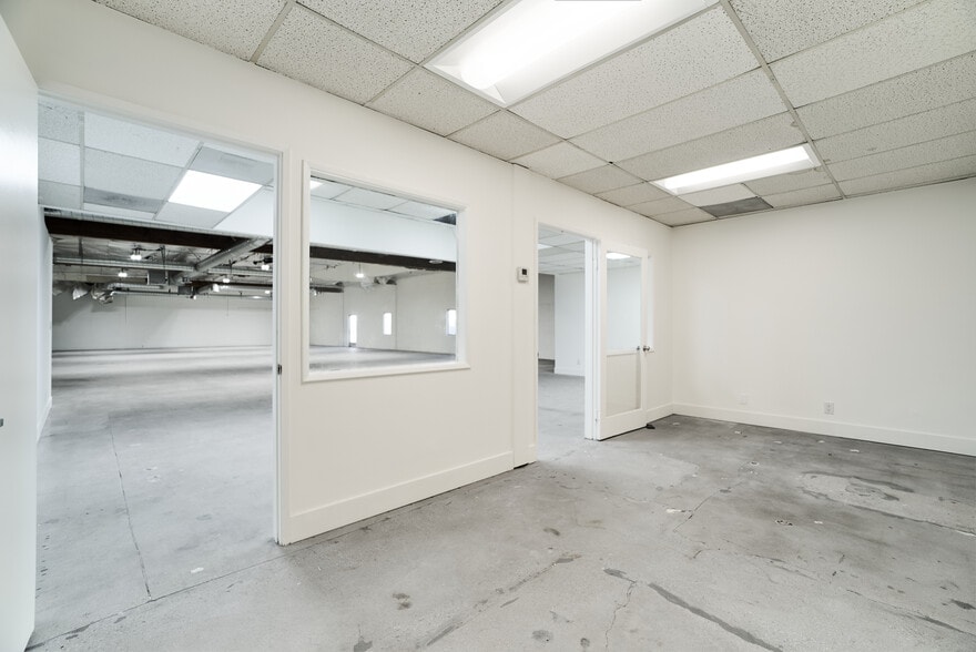 More Photos Of 15013-15019 Califa St, Van Nuys Manufacturing For Lease