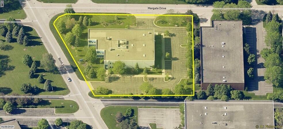 More Photos Of 585 Bond St, Lincolnshire Light Distribution For Lease