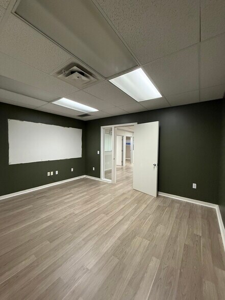 More Photos Of 13822-13826 Prairie Ave, Hawthorne Warehouse For Lease
