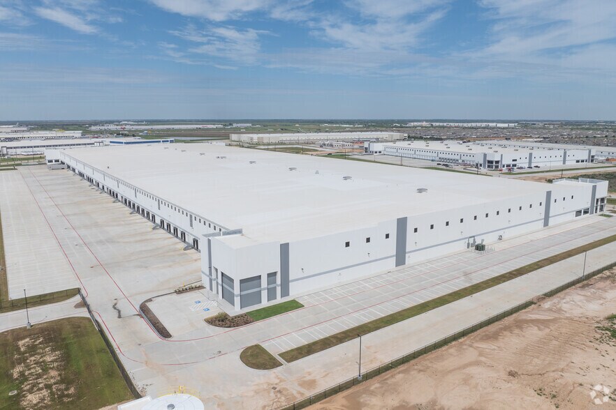 More Photos Of 30815 Kingsland Blvd, Brookshire Warehouse For Lease