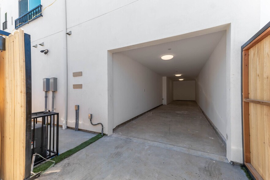 More Photos Of 21719 Hart St, Canoga Park Apartments For Sale