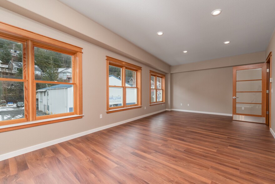 More Photos Of 1059 Water St, Ketchikan General Retail For Sale