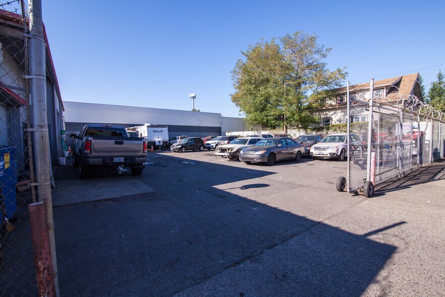 More Photos Of 3455 SE 21st Ave, Portland Service For Sale