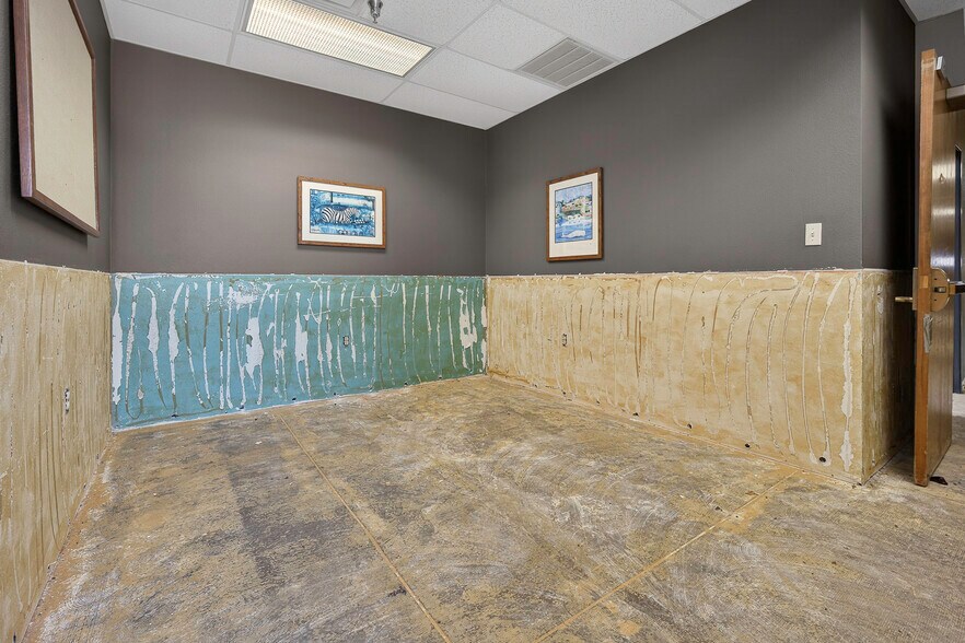 More Photos Of 1400 N Kennedy Ave, Shawnee Office For Sale