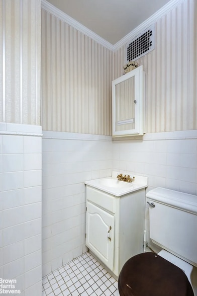 More Photos Of 121 E 60th St, New York Medical For Sale