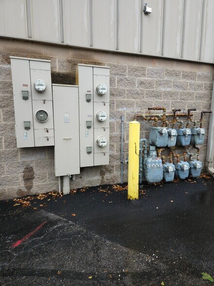 More Photos Of 825 W 75th St, Willowbrook Light Manufacturing For Lease