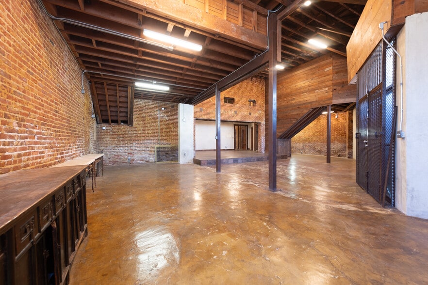 More Photos Of 5000 W Adams Blvd, Los Angeles Showroom For Lease