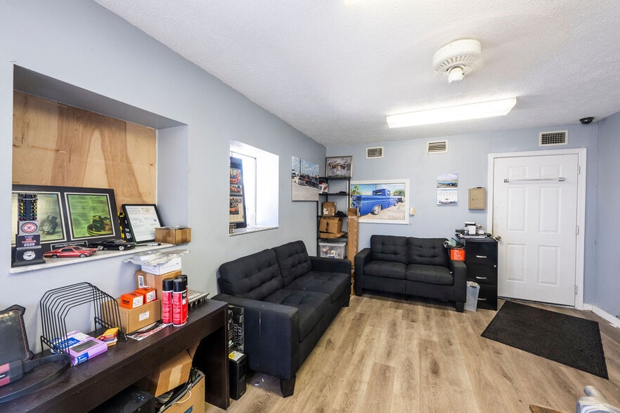 More Photos Of 1556-1578 SE South Niemeyer Cir, Port Saint Lucie Warehouse For Sale