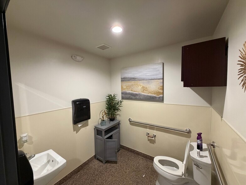 More Photos Of 2740 N Sunnyside Ave, Fresno Warehouse For Lease