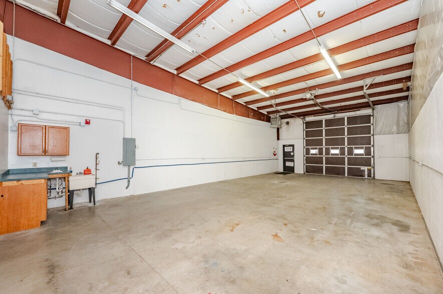 More Photos Of 16 Kingston Rd, Exeter Light Manufacturing For Sale