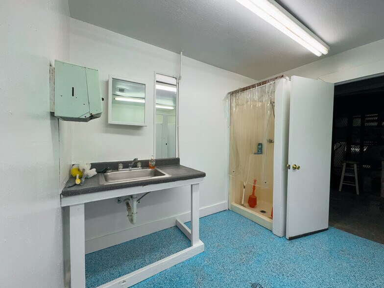 More Photos Of 7206 Elbert, Houston Industrial For Sale