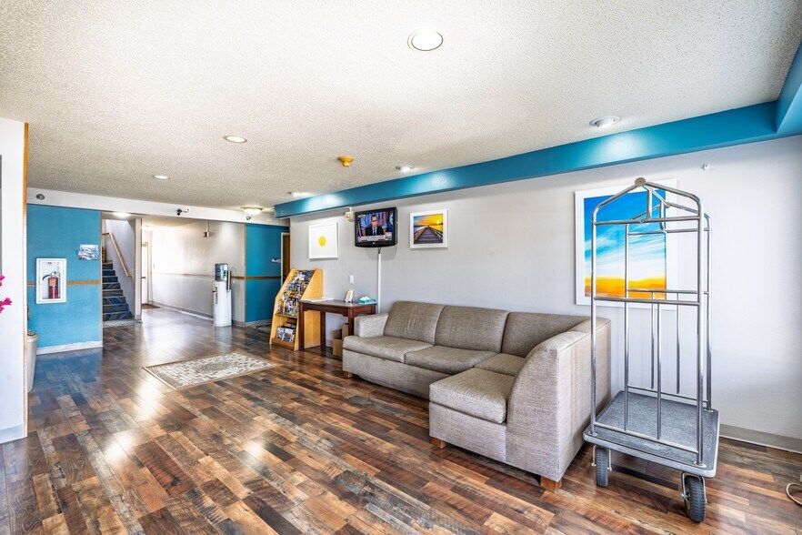 More Photos Of 519 Crook St, Custer Hotel For Sale