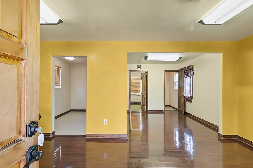 More Photos Of 4204 W Burbank Blvd, Burbank General Retail For Sale