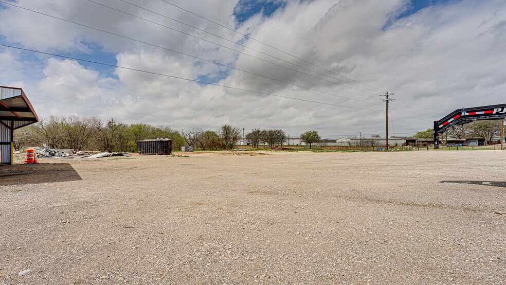 More Photos Of 350 English Trl, Venus Warehouse For Lease