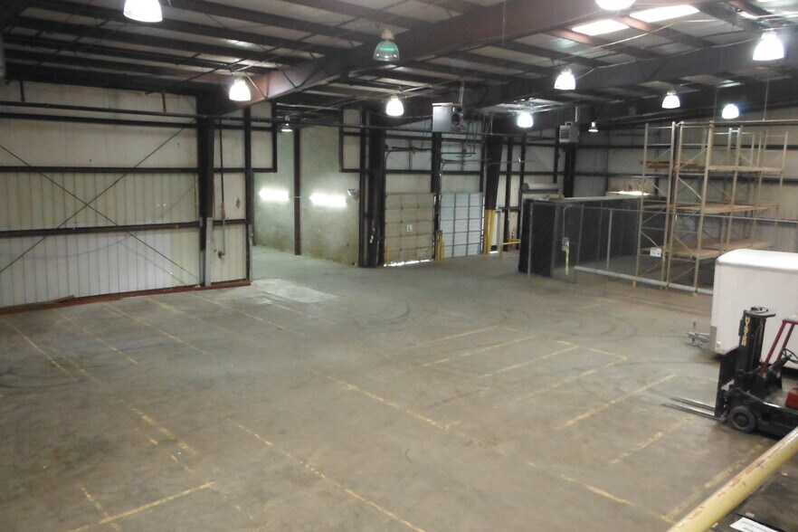 More Photos Of 418 E Jones St, Lewisville Warehouse For Lease