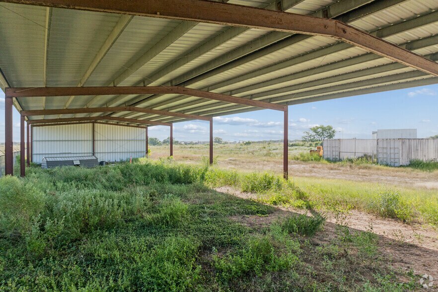 More Photos Of 105 Beck Rd E, Inez Flex For Sale