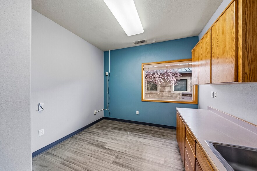 More Photos Of 925 Town Centre Dr, Medford Medical For Lease