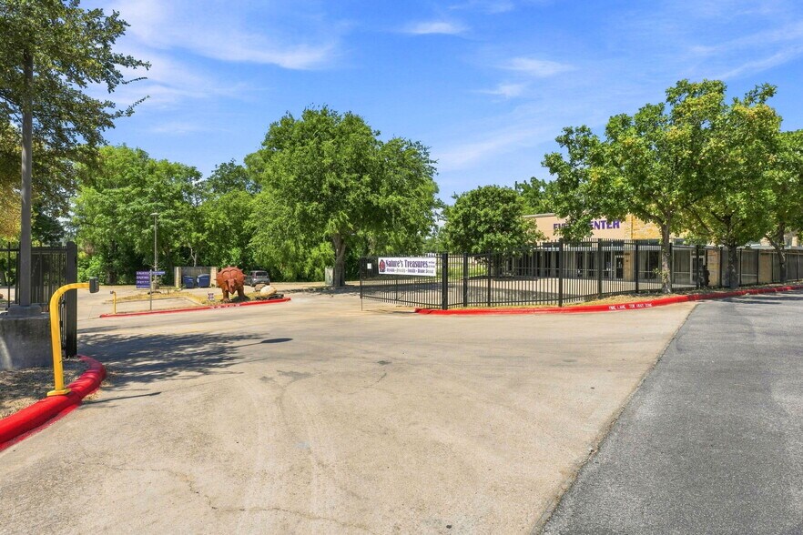 More Photos Of 11055 N IH-35, Austin Storefront For Lease