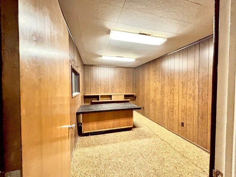 More Photos Of 1012 Commercial St NE, Salem Freestanding For Lease