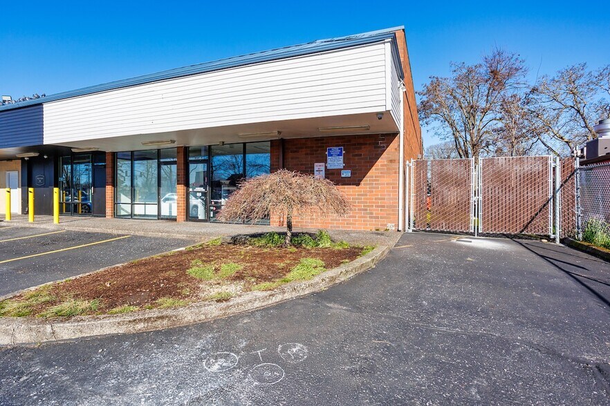More Photos Of 8201 SE Powell Blvd, Portland General Retail For Sale