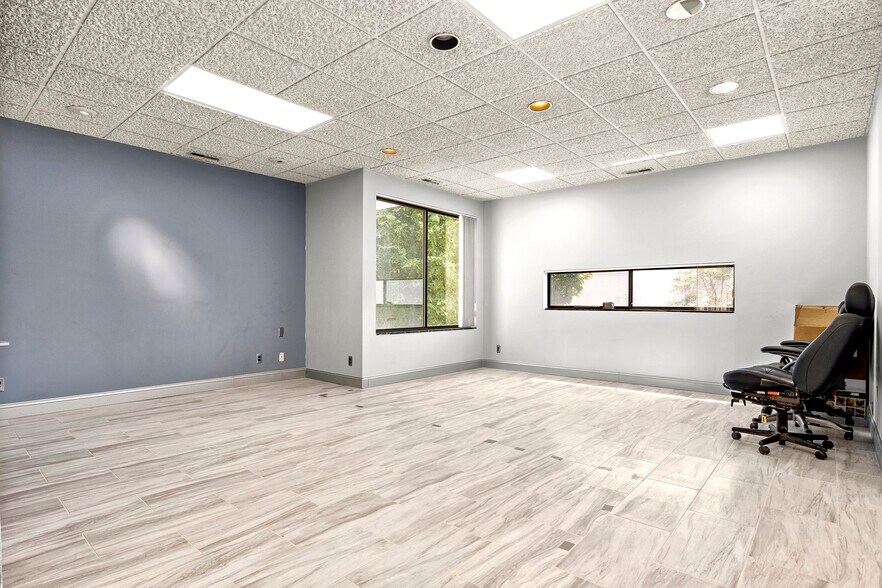 More Photos Of 24724 Lahser Rd, Southfield Office For Sale