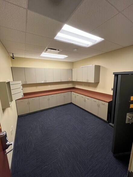 More Photos Of 136 Twin Oaks Rd, Dobson Storefront Retail Office For Lease