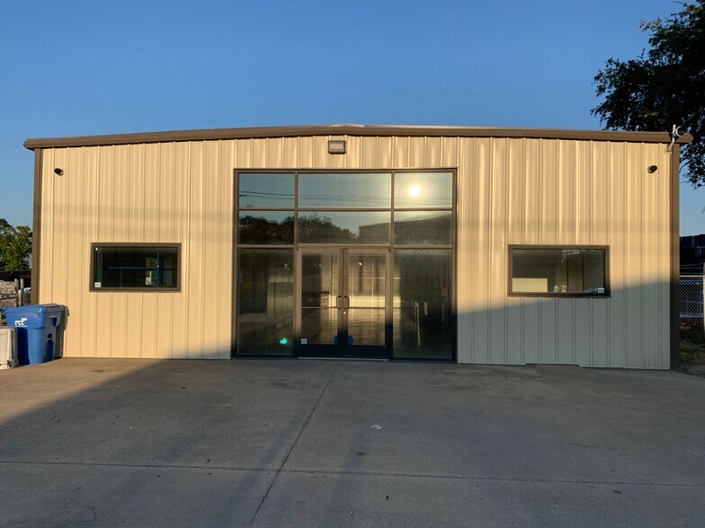 More Photos Of 5001 Dexham Rd, Rowlett Showroom For Lease