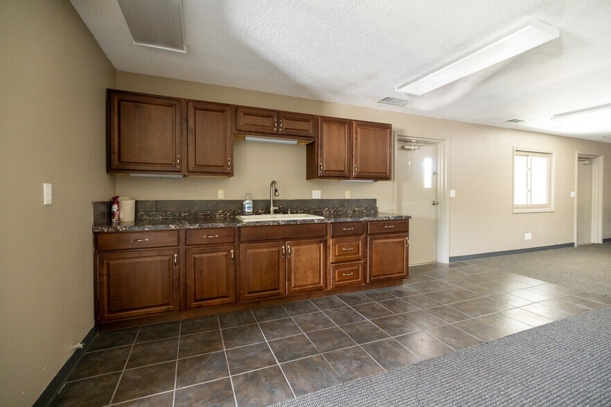 More Photos Of 11108 N Oak Tfwy, Kansas City Office For Lease