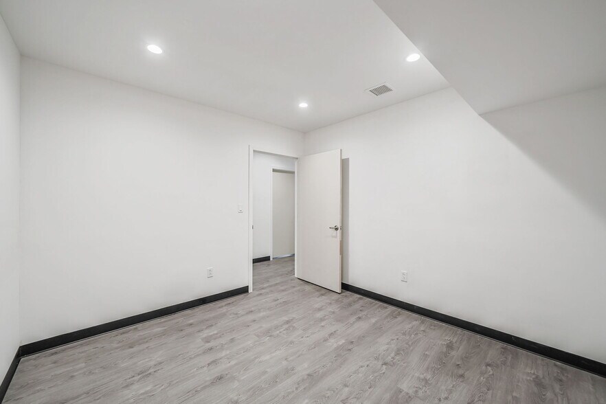 More Photos Of 533 Montauk Hwy, East Moriches Medical For Lease