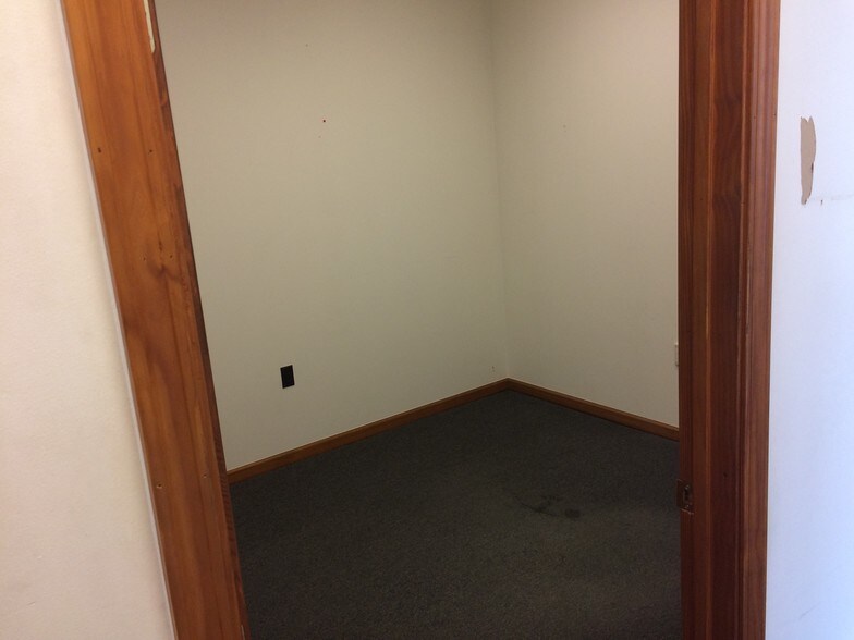 More Photos Of 2419 E High St, Springfield Storefront For Sale