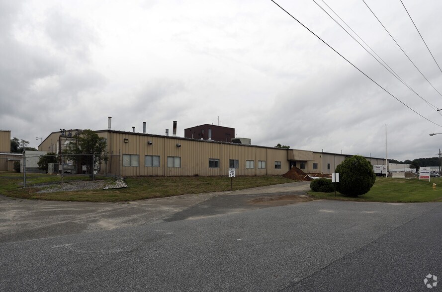 More Photos Of 701-703 Industrial Dr, Middletown Manufacturing For Lease