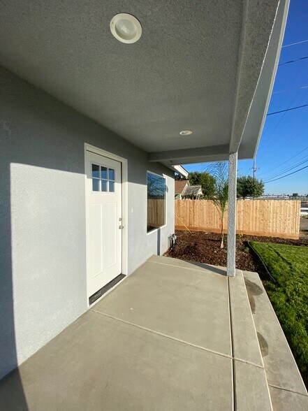 More Photos Of 1679 S O St, Tulare Light Manufacturing For Lease