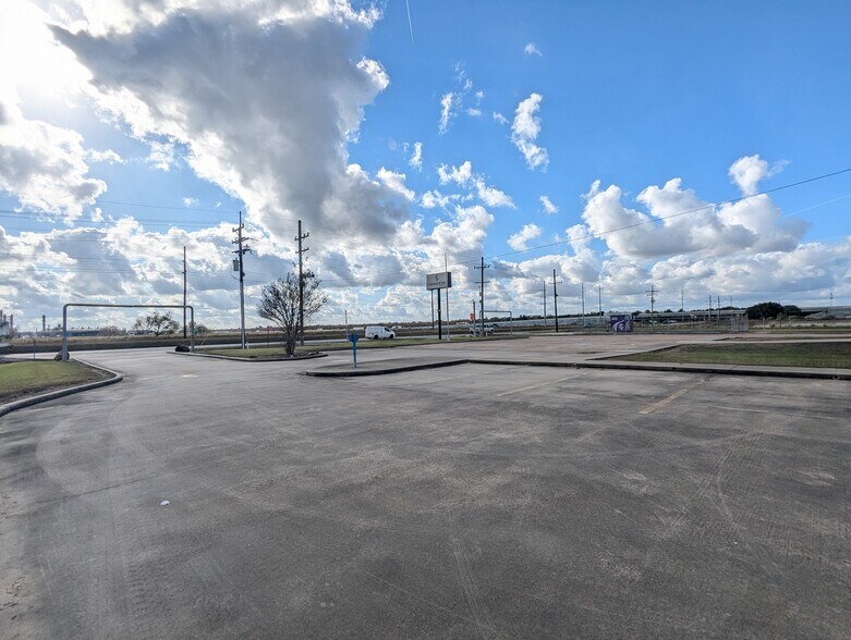 More Photos Of 8109 Smith Rd, Beaumont Office For Sale