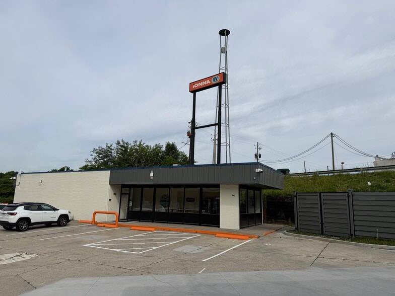 More Photos Of 5043 Frontage Rd, Forest Park Restaurant For Lease