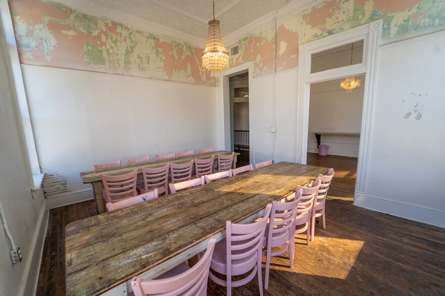 More Photos Of 102 S Main St, Victoria Storefront For Sale