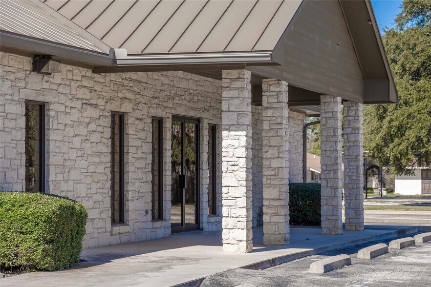 More Photos Of 3101 Austin Ave, Brownwood Bank For Sale