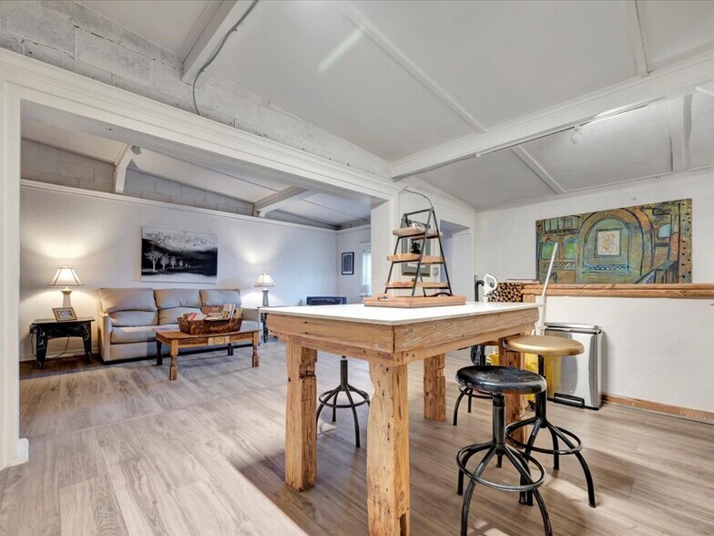 More Photos Of 132 Nacogdoches St, Center Storefront Retail Residential For Sale