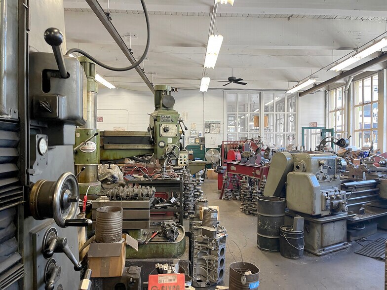 More Photos Of 1040 NW Everett St, Portland Warehouse For Lease