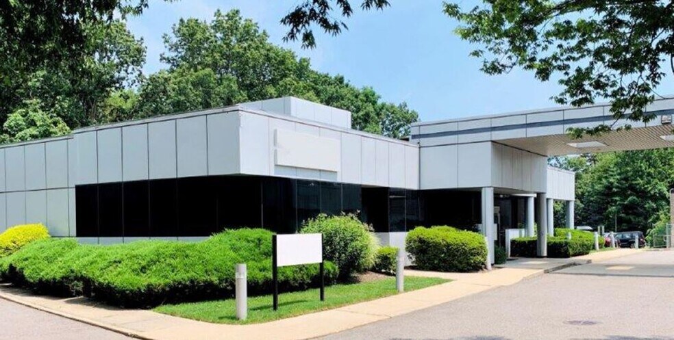 Primary Photo Of 989 W Jericho Tpke, Smithtown Medical For Lease
