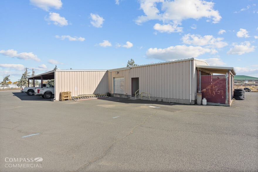 More Photos Of 498 SW Veterans Way, Redmond Industrial For Sale