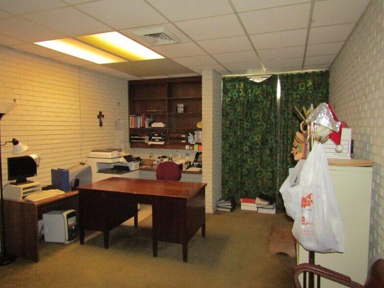 More Photos Of 301 Julia St, New Iberia Office For Lease