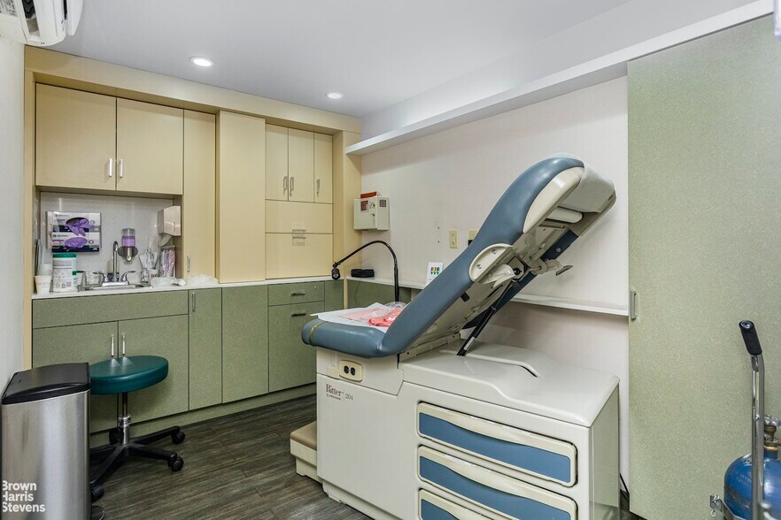 More Photos Of 121 E 60th St, New York Medical For Sale