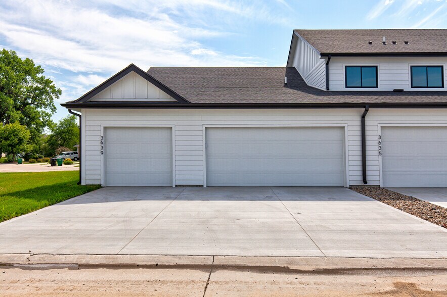 More Photos Of 3656 NE Marissa Ln, Ankeny Apartments For Sale