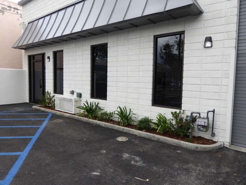 More Photos Of 632 Thompson Ave, Glendale Warehouse For Lease