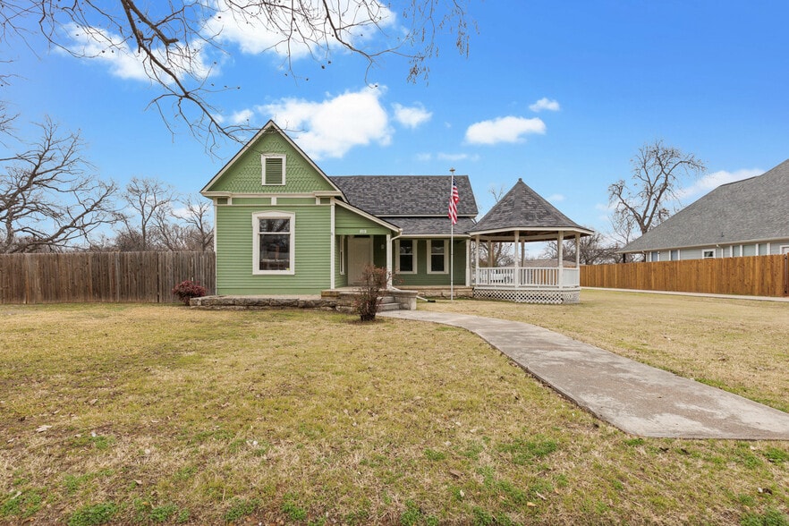 More Photos Of 512 N Travis St, Granbury Hospitality For Sale