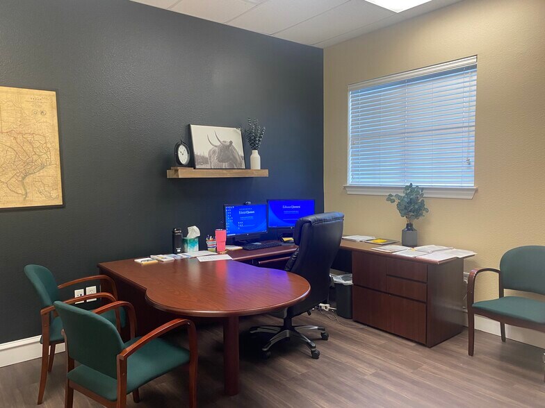 More Photos Of 2200 Pool Rd, Grapevine Office For Lease