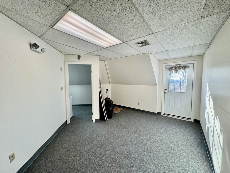 More Photos Of 567-575 E Main Rd, Middletown Freestanding For Lease