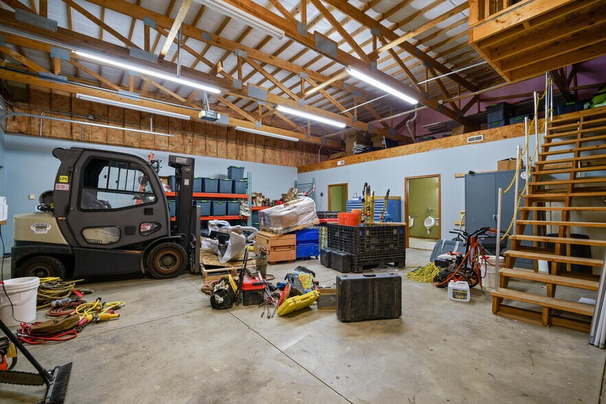 More Photos Of 1801 N 13th Ave E, Newton Flex For Lease