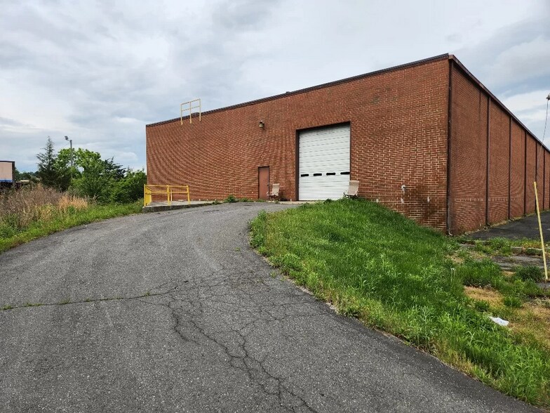 More Photos Of 10901 Carpet St, Charlotte Warehouse For Lease
